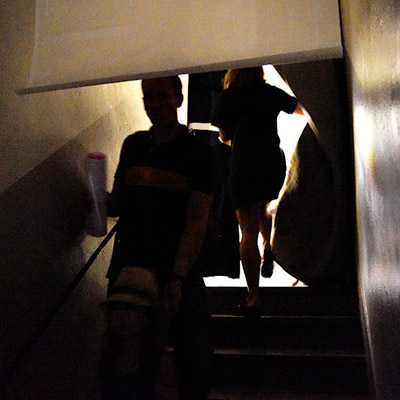 personnes dans cage d'escalier