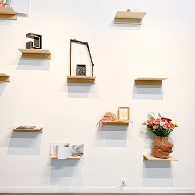 objets placé sur un mur