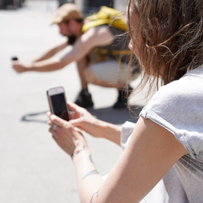 personnes prenant des photos avec telephone portable
