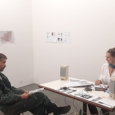 2 personnes à un bureau